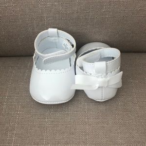 0-3 month infant dress shoes (white)